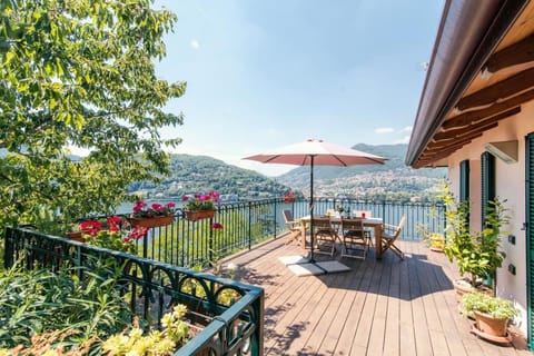 Natural landscape, View (from property/room), Balcony/Terrace, Balcony/Terrace, Dining area, Lake view, Mountain view