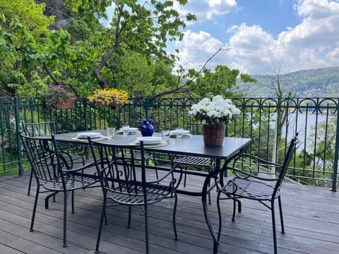 Natural landscape, View (from property/room), Balcony/Terrace, Balcony/Terrace, Dining area, Lake view, Mountain view