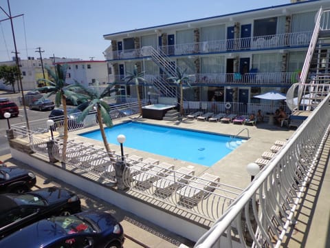 Day, Pool view