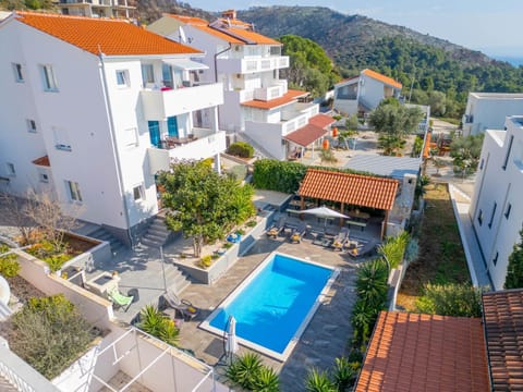 Property building, Natural landscape, Bird's eye view, Mountain view, Pool view, Swimming pool, sunbed