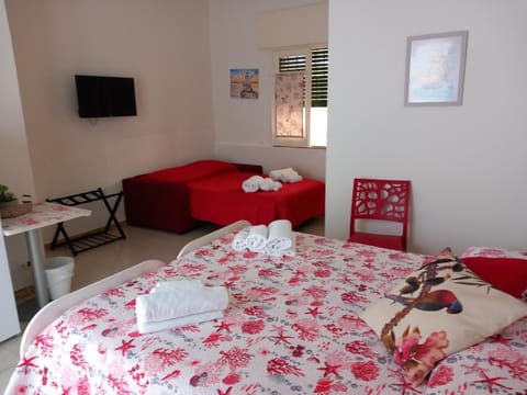 Bed, TV and multimedia, Photo of the whole room, Bedroom, towels