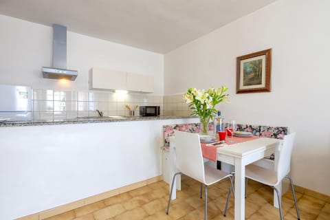 Property building, Kitchen or kitchenette, Living room