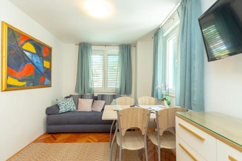 TV and multimedia, Living room, Seating area, Dining area