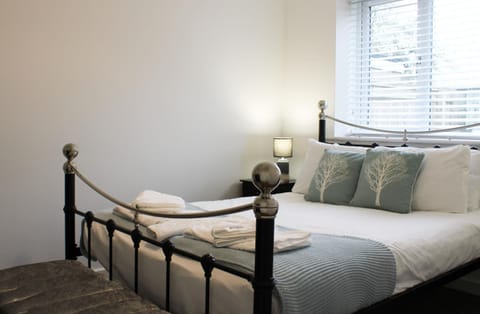 Property building, Bed, Bedroom, Pets, Garden view, children, young children, older children, Family, hair dresser, locker, storage, wardrobe