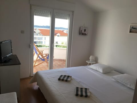 Bed, Photo of the whole room, Bedroom, Family