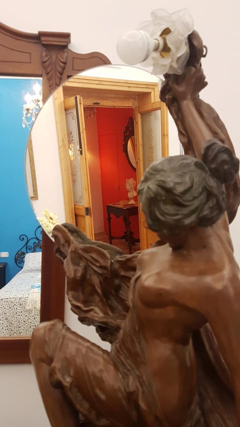 Bed, Decorative detail, Bedroom, Area and facilities