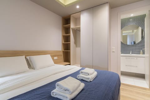 Property building, Facade/entrance, Bed, Bathroom, Bedroom, towels