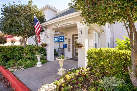 Property building, Facade/entrance, Day, On site, Time of day