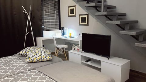 Bed, TV and multimedia, Photo of the whole room, Decorative detail, Bedroom