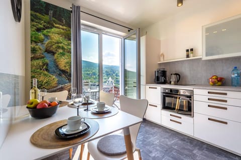 Natural landscape, Coffee/tea facilities, Dining area, Food, Mountain view