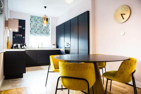 Kitchen or kitchenette, Seating area, Dining area