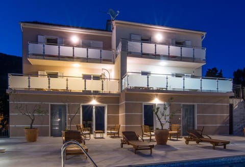 Villa Nikola - pool side apartments Apartment in Bol