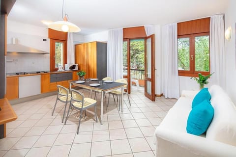 Kitchen or kitchenette, Living room, Seating area, kitchen