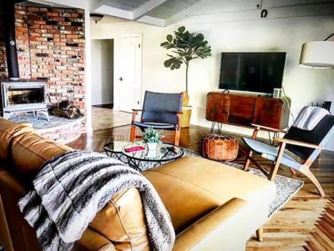 TV and multimedia, Living room, Seating area, flat iron