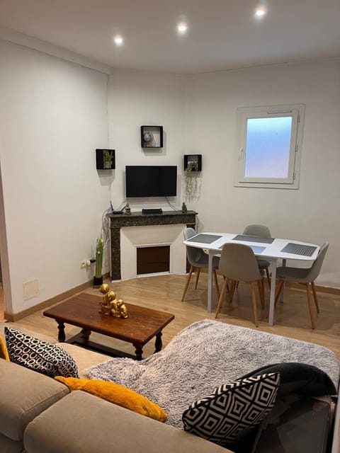 TV and multimedia, Seating area, Dining area