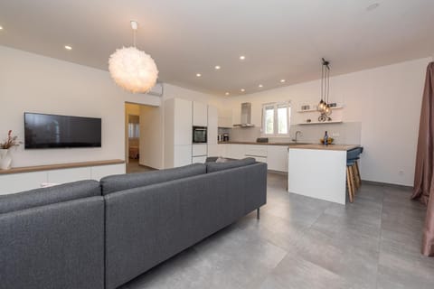 TV and multimedia, Living room, Seating area, Dining area