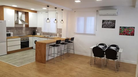 Kitchen or kitchenette, Dining area