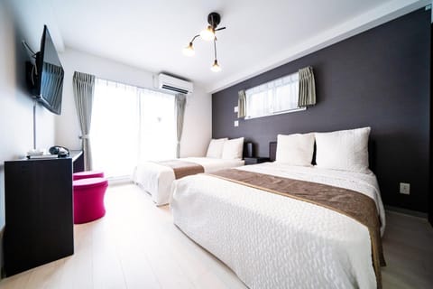 Bed, TV and multimedia, Bedroom