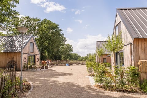 Property building, Spring, Day, Night, Natural landscape, Bird's eye view, Winter, Summer, BBQ facilities, Garden, View (from property/room), Other, Evening entertainment, Animals, Autumn, Pets, Guests, Garden view, Area and facilities, Area and facilities, Entertainment, Seasons, Location, Sunrise, Sunset, children, young children, older children, group of guests, Family, Parking, furniture, heating, internet, pet friendly, soundproof, acessibility, air conditioner