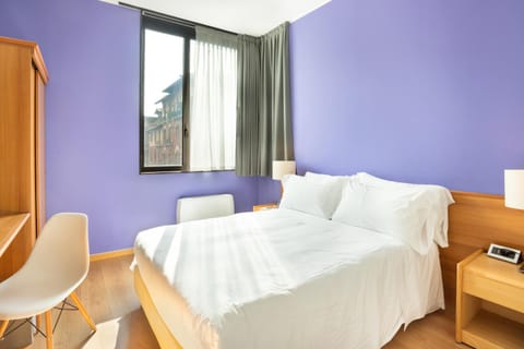 Bedroom, City view