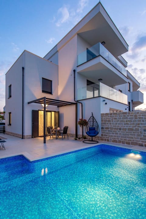 Property building, Swimming pool, Swimming pool