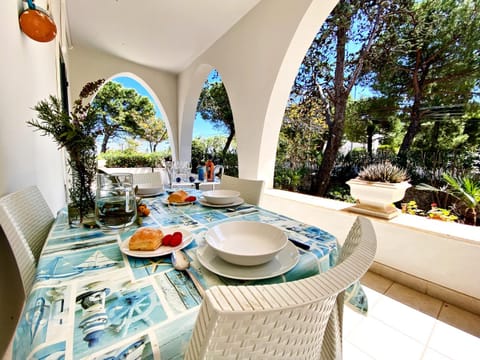 Patio, Day, Garden, Dining area, Garden view
