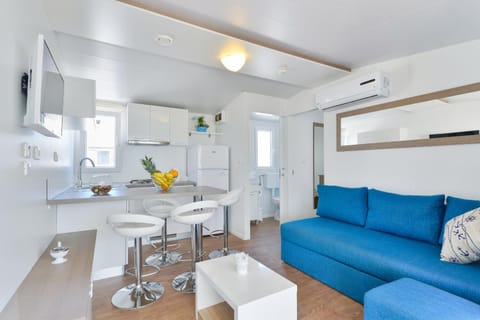Kitchen or kitchenette, Seating area, Dining area