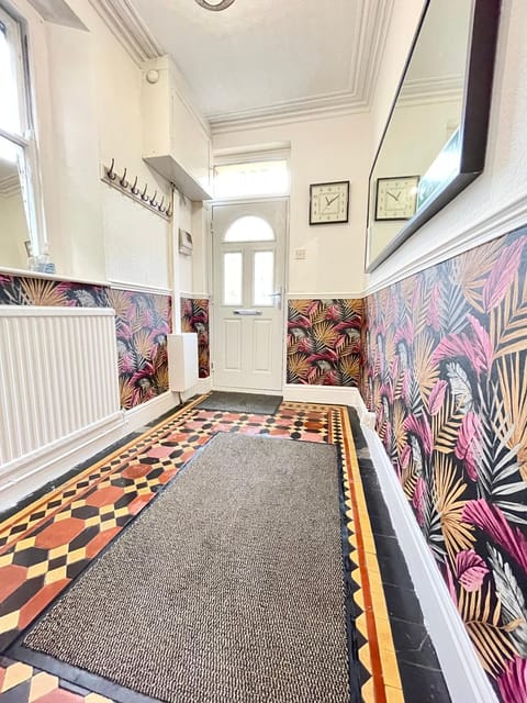 Central located house for big groups Bed and Breakfast in Bristol