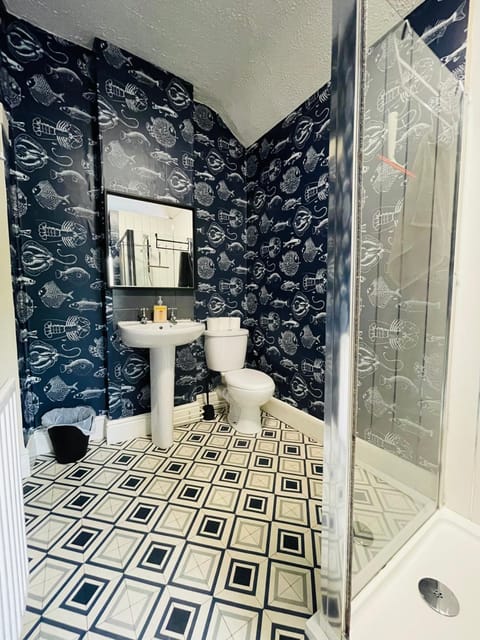 Central located house for big groups Bed and Breakfast in Bristol