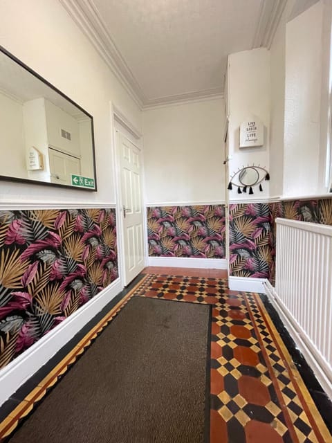 Central located house for big groups Bed and Breakfast in Bristol