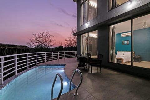 Balcony/Terrace, Swimming pool, Sunrise