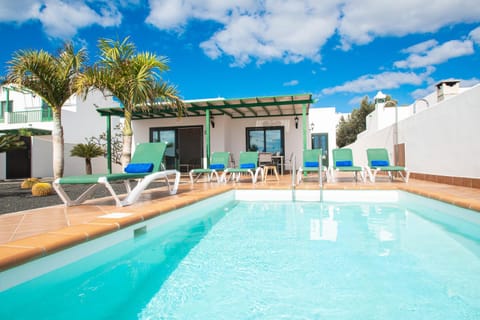Property building, Solarium, Pool view, Swimming pool, Parking, heating, internet, sunbed, towels, air conditioner