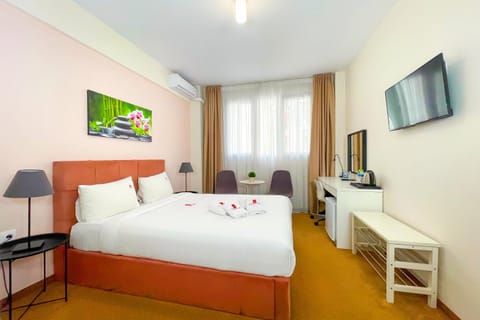 Bed, TV and multimedia, Photo of the whole room, Decorative detail, Bedroom