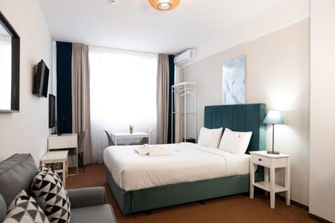 Bed, TV and multimedia, Living room, Photo of the whole room, Seating area, Bedroom