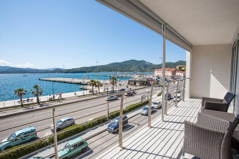 Facade/entrance, Balcony/Terrace, City view, Sea view, Street view