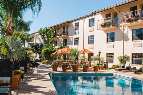 Property building, Day, Swimming pool