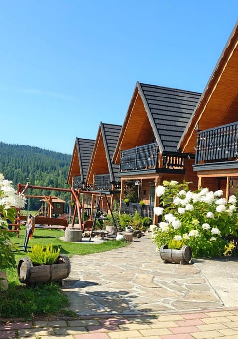 Property building, Spring, Day, Natural landscape, Garden, Garden view, Mountain view, Parking