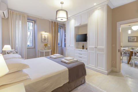 Bed, TV and multimedia, Photo of the whole room, Bedroom