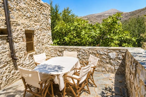 Patio, Day, Dining area, Mountain view