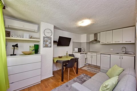 Kitchen or kitchenette, Living room