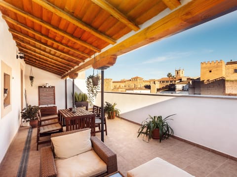 View (from property/room), Balcony/Terrace, Dining area, City view, Landmark view