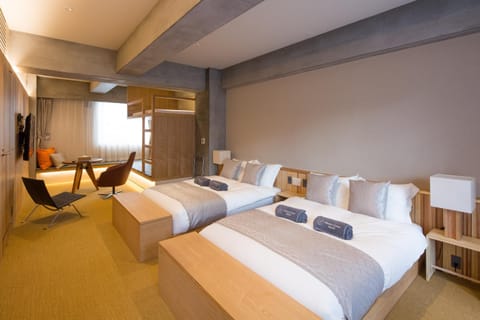 Bed, Photo of the whole room, young children, older children, group of guests, bunk bed, Family