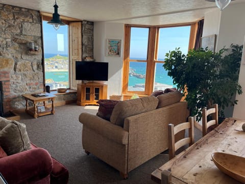 Communal lounge/ TV room, Living room, Seating area, Sea view