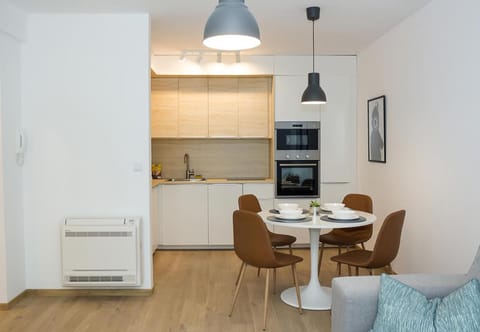 Kitchen or kitchenette, Dining area