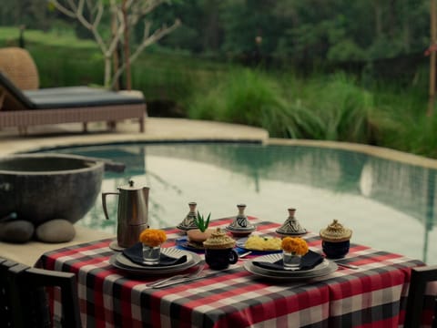 Food and drinks, Dining area, Swimming pool, Breakfast