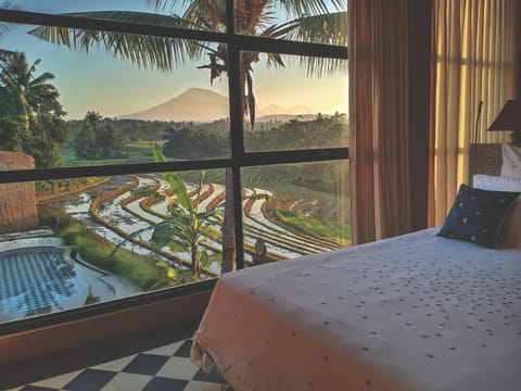 Natural landscape, View (from property/room), Bedroom, Mountain view, Pool view