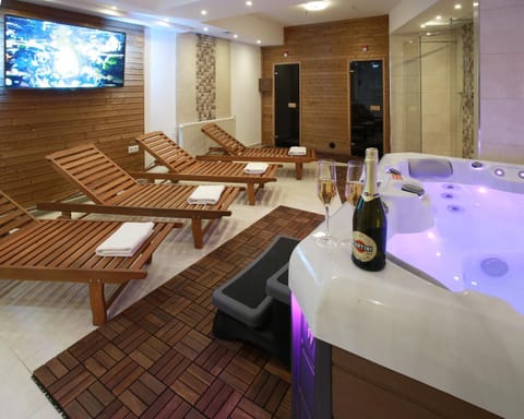 Sauna, Swimming pool