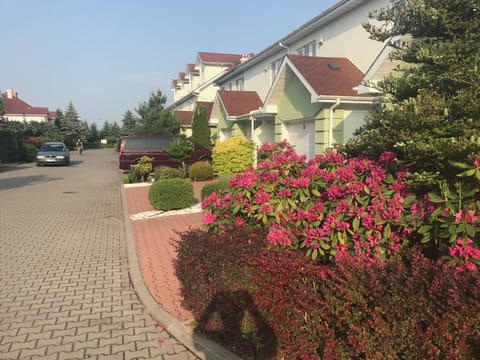 Property building, Facade/entrance, Garden view, Landmark view, Street view