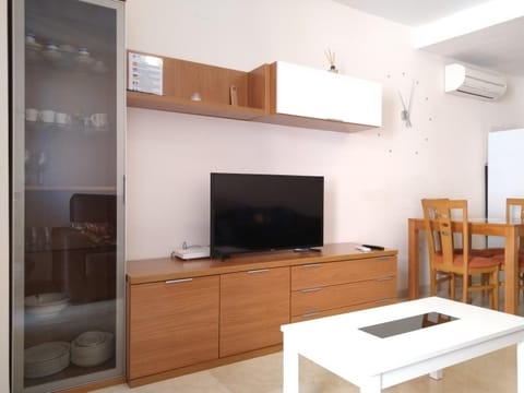 TV and multimedia, Photo of the whole room, Seating area, Dining area