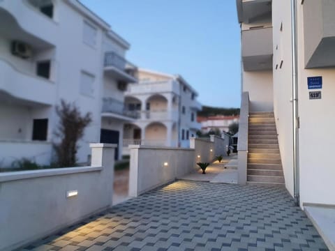 Neighbourhood, Garden, Internal: Not applicable to any particular room